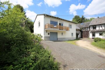 Ruhiggelegenes Haus mit großzügigem Grundstück im Eifelhöhenort Hoffeld - seitliche Hausansicht