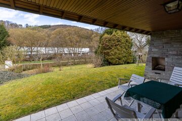 Bungalow mit großem Garten und Garage in Leimbach bei Adenau - überdachte Terrasse