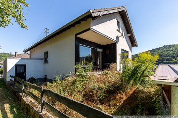Kleines Einfamilienhaus mit Garten und Garage in Antweiler/Ahr/Eifel - seitliche Rückansicht