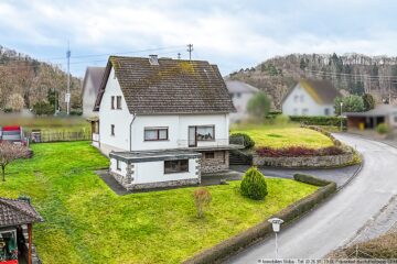 Erhöhte Lage: Gepflegtes Wohnhaus mit Aussicht und zwei Garagen - in erhöhter Lage von Müsch