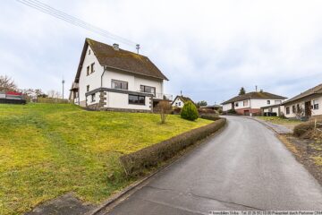 Erhöhte Lage: Gepflegtes Wohnhaus mit Aussicht und zwei Garagen - Blick von unterhalb