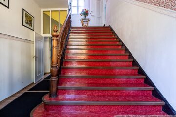 Ein Stück Geschichte von Weibern: Ehemaliges Gasthaus und Bäckerei - ideal als Mehrfamilienhaus - Treppenhaus Haupteingang