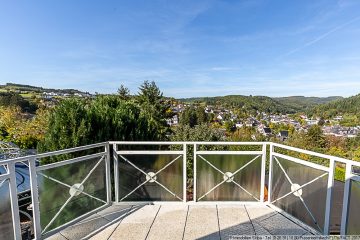 Top gepflegtes Einfamilienhaus mit Panoramablick über die Eifelstadt Adenau - Balkon OG