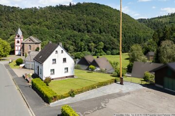 Eifel-Bauernhaus mit Scheune und großem Garten in Kaltenborn - Nähe Nürburgring - Blick ins Grüne