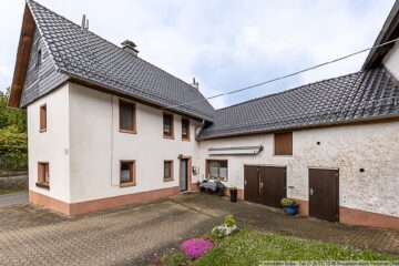Eifel-Bauernhaus mit großer Scheune und Nebengebäuden in Blankenheim-Hüngersdorf - Hauseingang