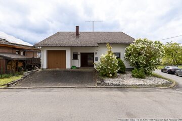Wohnen auf einer Ebene in der Vulkaneifel: Einfamilienhaus mit Garten u. Garage in Uersfeld b. Ulmen - Blick von vorne