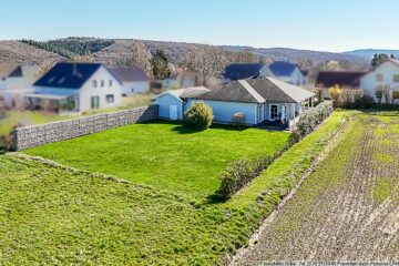 Neuwertiger Bungalow im amerikanischen Stil mit freiem Blick ins Grüne - große Wiese hinter dem Haus