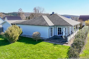 Neuwertiger Bungalow im amerikanischen Stil mit freiem Blick ins Grüne - Veranda mit Sitzgelegenheit