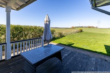 Neuwertiger Bungalow im amerikanischen Stil mit freiem Blick ins Grüne - Blick von der Veranda