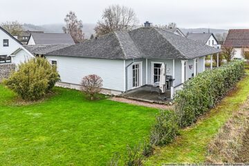 Neuwertiger Bungalow im amerikanischen Stil mit freiem Blick ins Grüne - Veranda mit Sitzgelegenheit