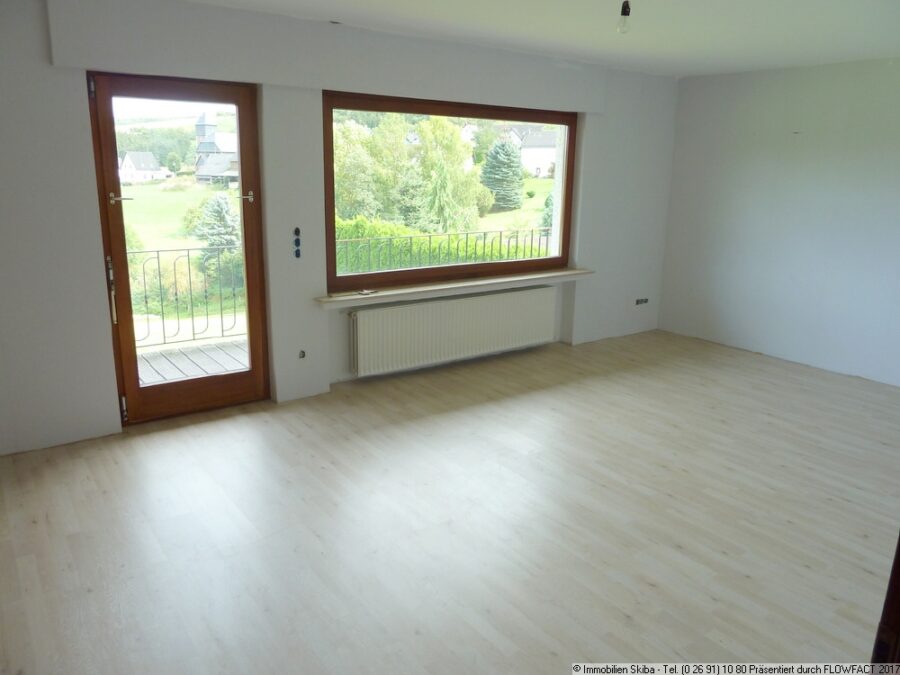 Erdgeschoss-Wohnung mit Panoramablick vom Balkon - Wohnzimmer