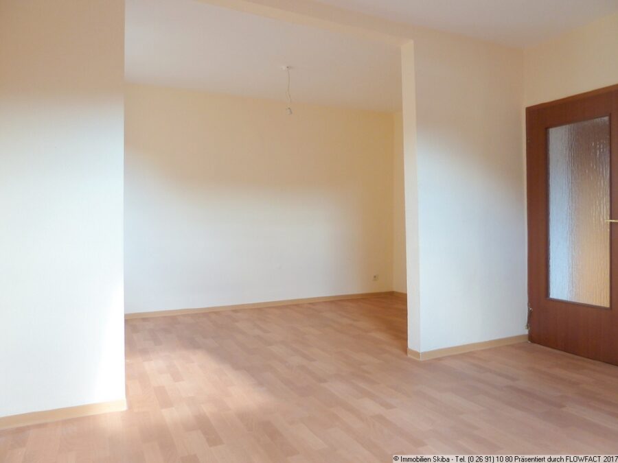 Zentral gelegene Wohnung mit neuem großem Bad - Wohnzimmer Bild 2