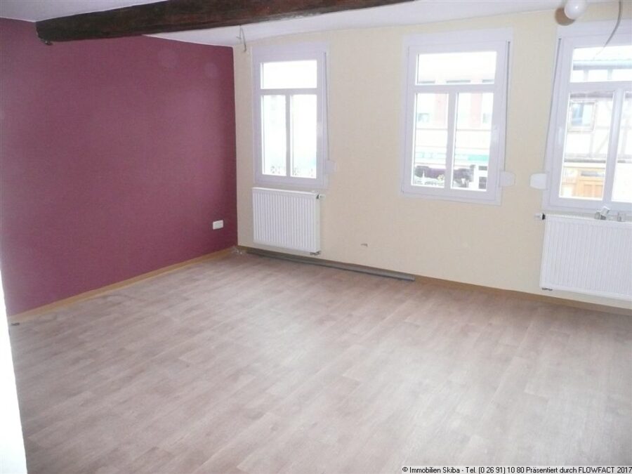 Schick sanierte Wohnung direkt in Adenau - Wohnzimmer Bild 1