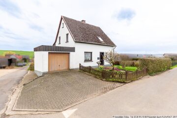 Wohnhaus mit Aussicht und großer Wiese + Garagen in Lommersdorf/Eifel - Blick von vorne links