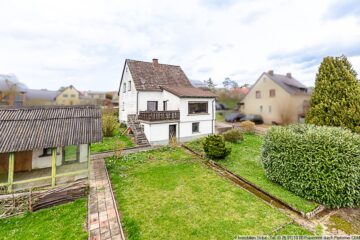 Wohnhaus mit Aussicht und großer Wiese + Garagen in Lommersdorf/Eifel - Blick von hinten