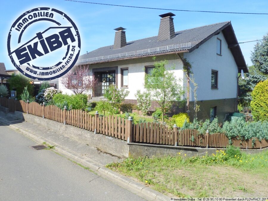 Gepflegtes Einfamilienhaus mit Ferienwohnung im ruhigen Jammelshofen in der Eifel - Vorderansicht