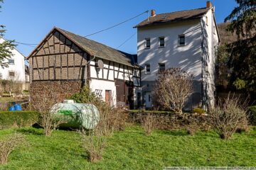Wohnhaus mit weitläufigem Grundstück u. Abstand zum Nachbarn in Niederadenau: ideal für Tierfreunde - Wohnhaus mit Scheune