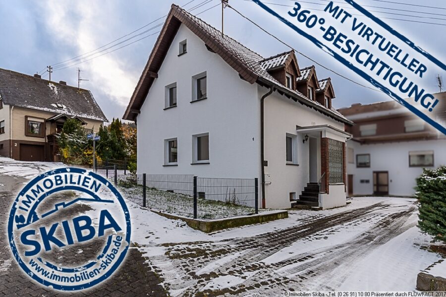 Ganzes Wohnhaus mit kleinem Garten, Terrasse und Garage in Jammelshofen - Blick von vorne