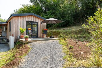 Kleines, kompaktes Tiny House mit Terrasse und Carport in Acht zwischen Mayen und Adenau - Terrasse mit kleinem Garten